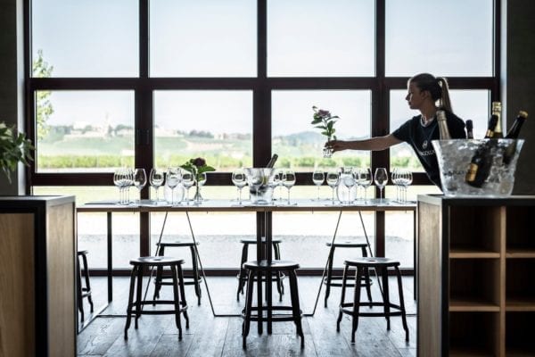 Tabouret de bar dans un caveau de dégustation en Italie