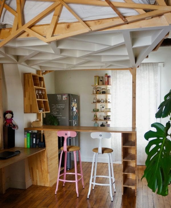 Chaises Nicolle Loom et métal devant un bar dans un appartement