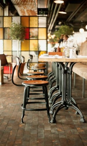 Chaises nicolle et table de bistro dans un restaurant en Suède