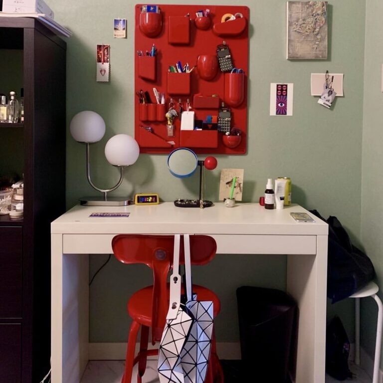 Small red desk with Chaise Nicolle metal chair