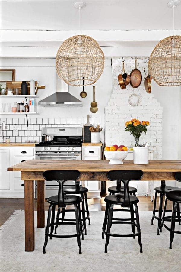 Chaise Nicolle H45-cm Metal, black matte finish, around a wooden kitchen dining table. Black matte Chaise Nicolle metal chair, 18-inch height, featuring a table for dining in a USA kitchen.