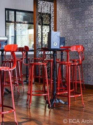 Mange debout et chaises Nicolle rouge dans un restaurant