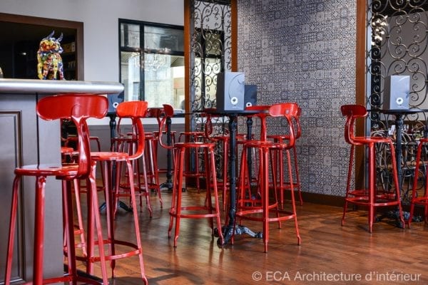 Nicolle metal chair, 80-cm height, red color, standing table with Livizza ECA Archi security in a restaurant