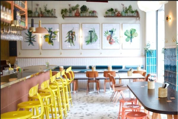 Tabourets et chaises en coloris personnalisé dans un restaurant à Strasbourg