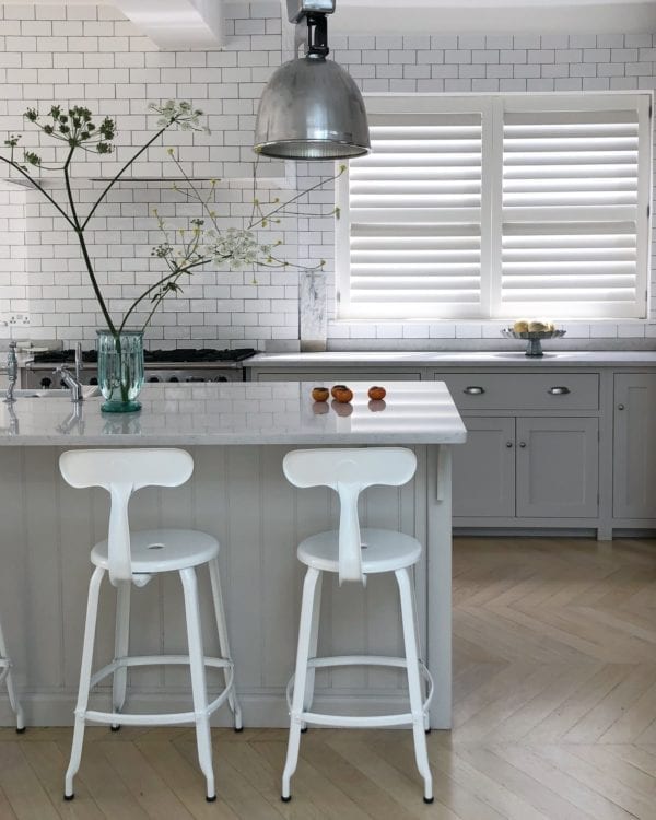 White kitchen with countertop and Chaises Nicolle H60cm chairs