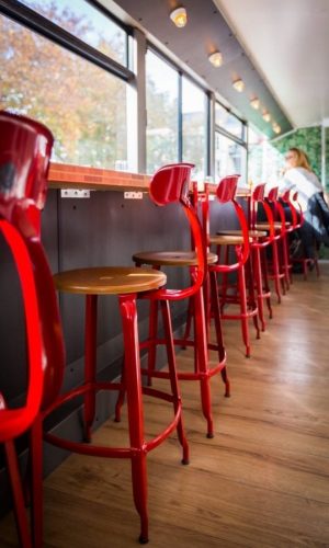 Chaises rouge dans un bus à Burger