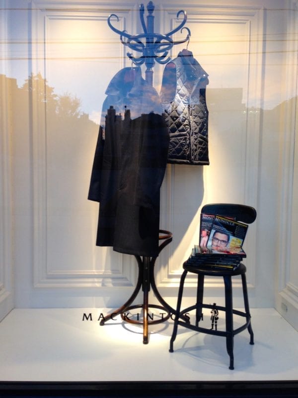 Chaise nicolle en présentation dans une vitrine chez MACKINTOSH à TOKYO