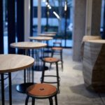 TABOURET_NICOLLE_METAL_CUIR_PIROUETTE_RESTAURANT_TOKYO_BD