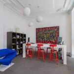 Agence villaret immobilier, Chaise Nicolle devant Bureau d'accueil