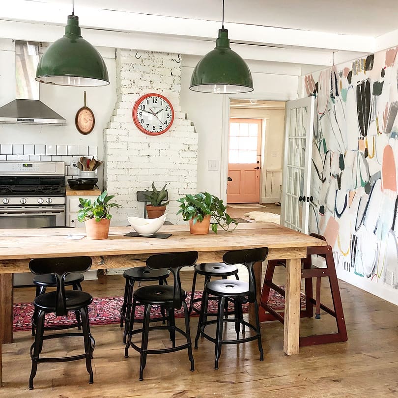 Chaise industrielle dans une cuisine moderne autour d'une table à manger