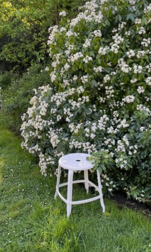 Tabouret de jardin blanc en tôle perforée