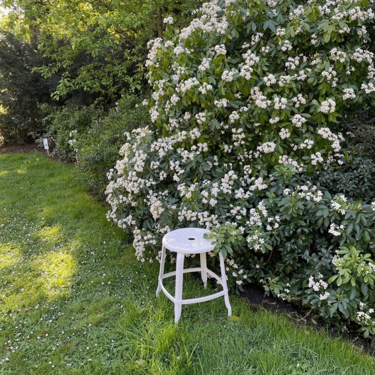 Tabouret de jardin blanc en tôle perforée