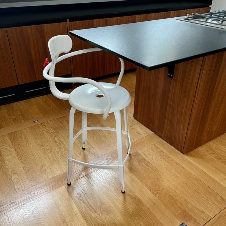 Fauteuil Nicolle By Paola NAVONE devant un ilot de cuisine