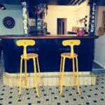 Une maison dans un ancien café avec des chaise de bar vintage en réédition