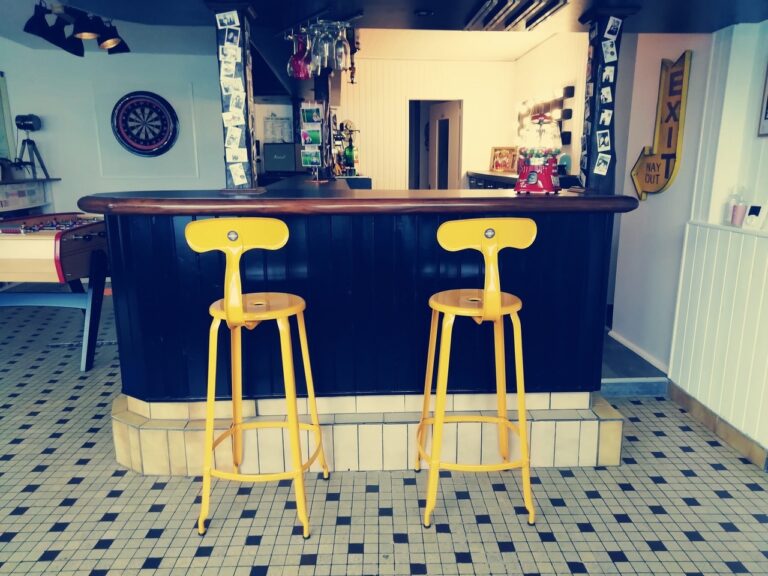 Tabouret de bar avec dossier haut jaune