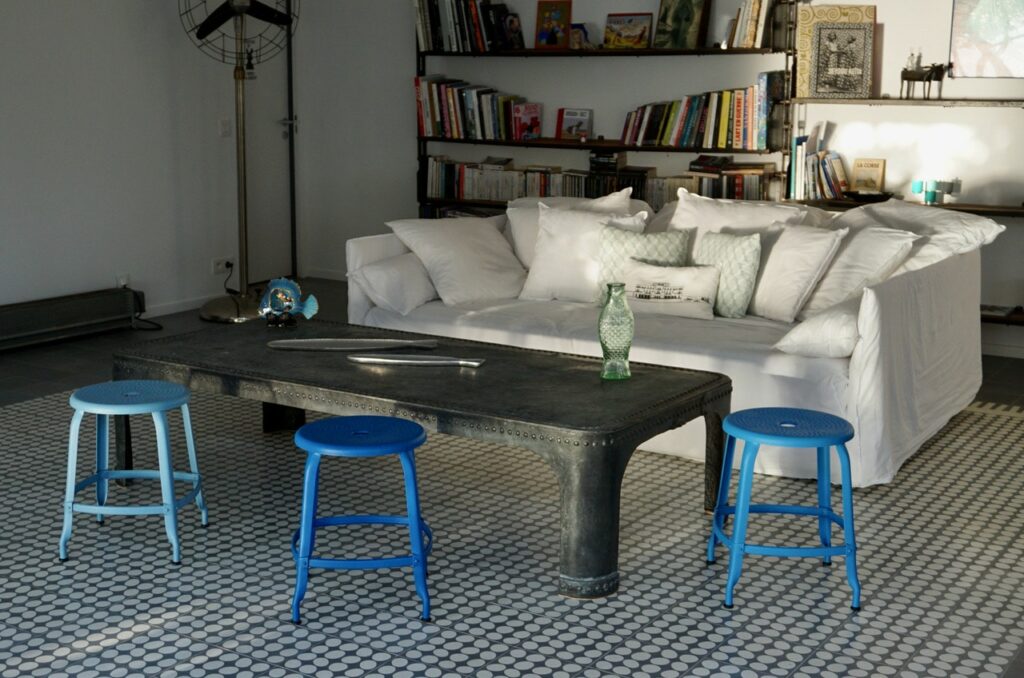 Trios de tabourets Outdoor bleu dans une maison de vacances devant un canapé GHOST de Paola navone