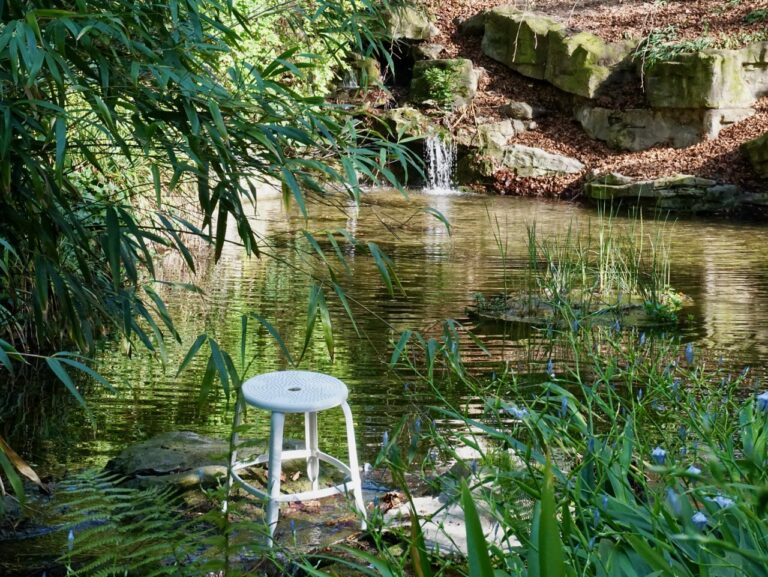 Tabouret Outdoor fabriqué en france dans un jardin