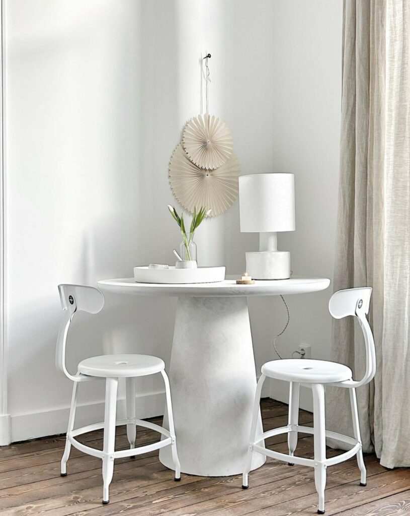 Chaises blanche H45 devant une table de salon chez l'influenceuse Néerlandaise Camille Autreux