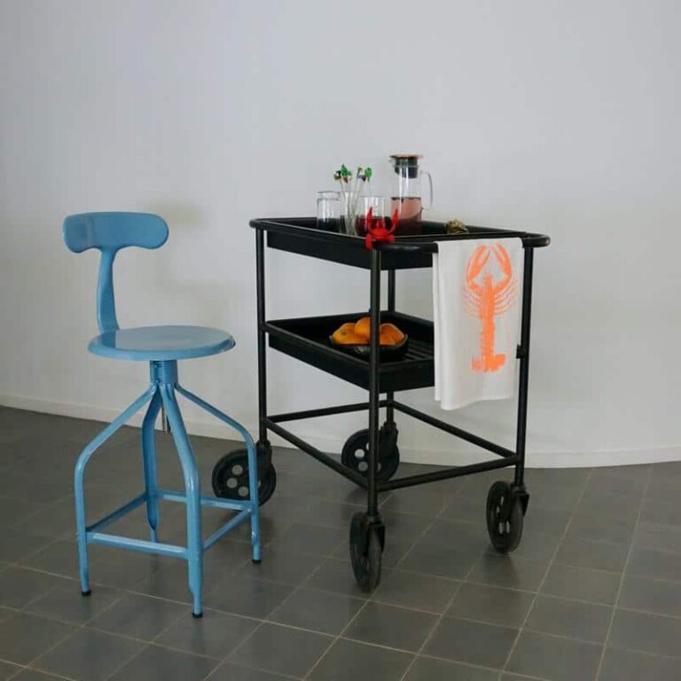 Adjustable Nicolle chair in metal, side table with an adjustable chair.