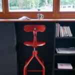 Chaise de bureau ajustable dans une marquise de bateau logement