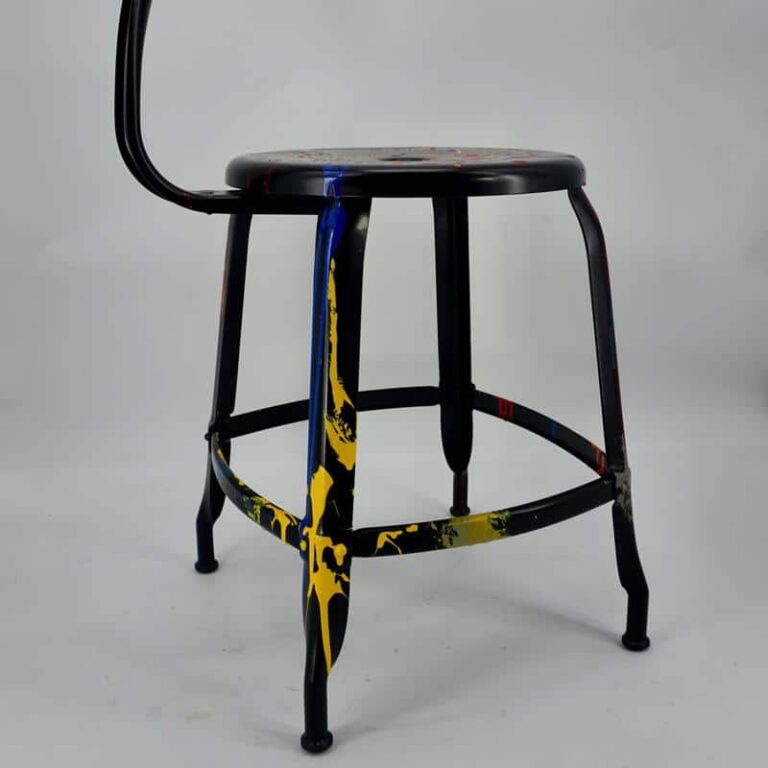 Détail chaise avec projection de peinture