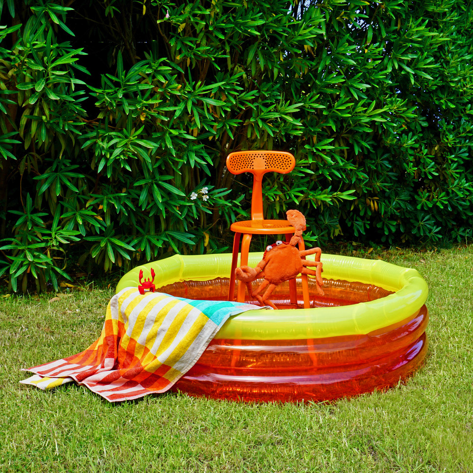 Chaise nicolle orange outdoor dans une piscine