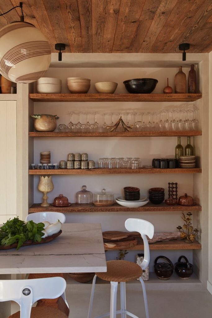 Chaises d'ilot de cuisine design dans une cuisine à l'île de ré