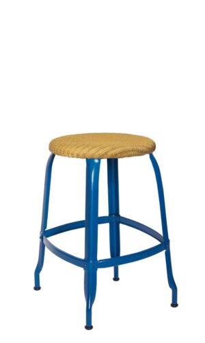 Tabouret bleu avec assise en osier.
