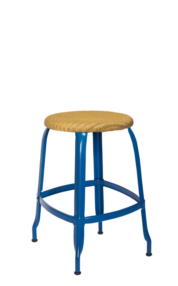 TABOURET_NICOLLE_METAL_LOOM_NATUREL_BLEU_VERT_MAT_45 Tabouret bleu avec assise en osier.