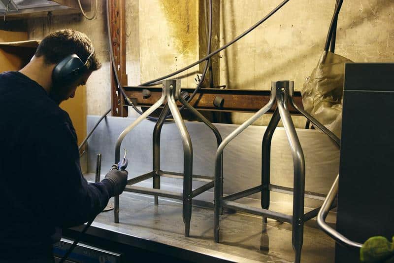 Préparation d'un tabouret chez un fabricant Fançais