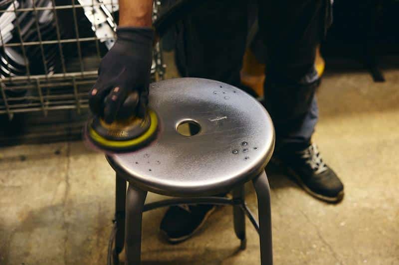 Ponçage d'une assise de tabouret métallique