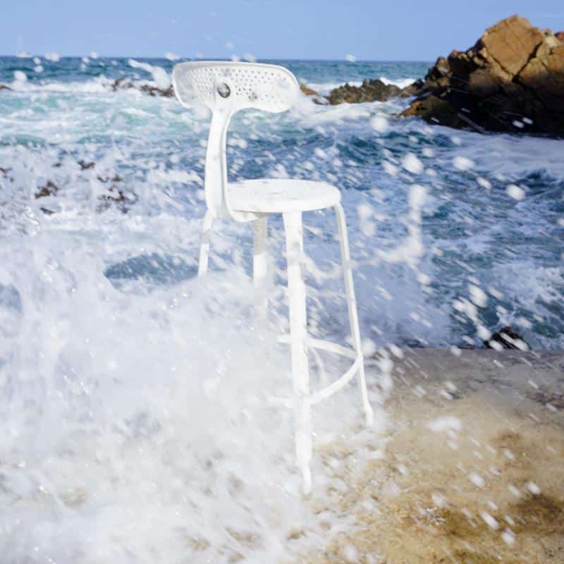 Chaise Nicolle dans les vagues en méditérannée