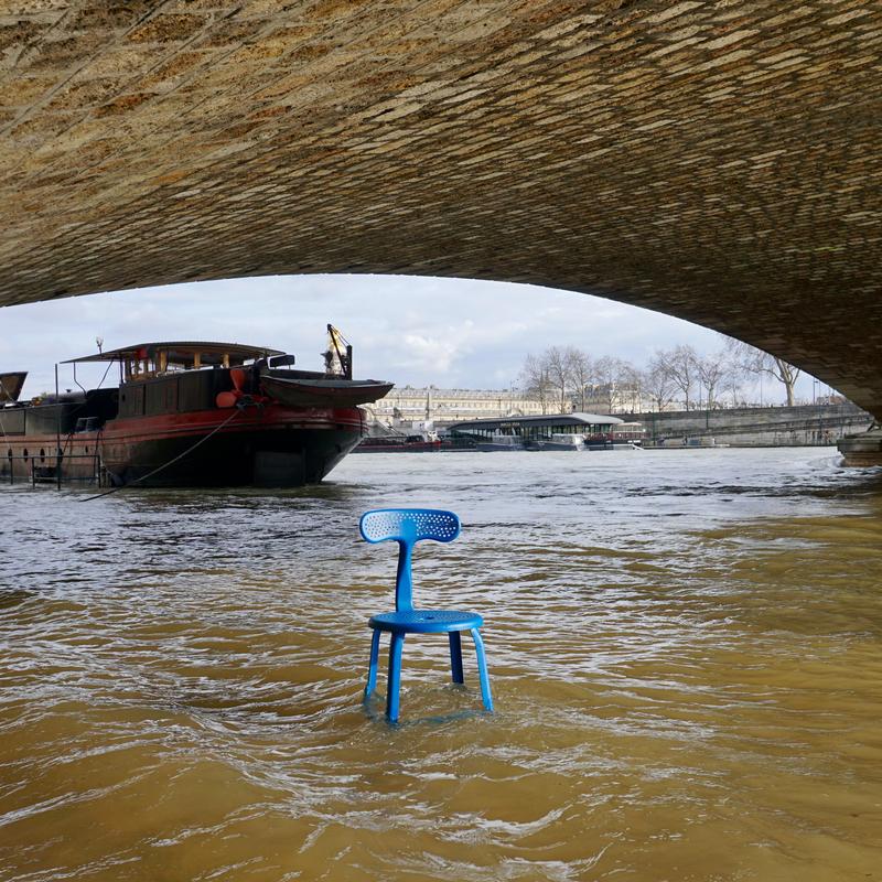 Chaise outdoor les pieds dans l'eau
