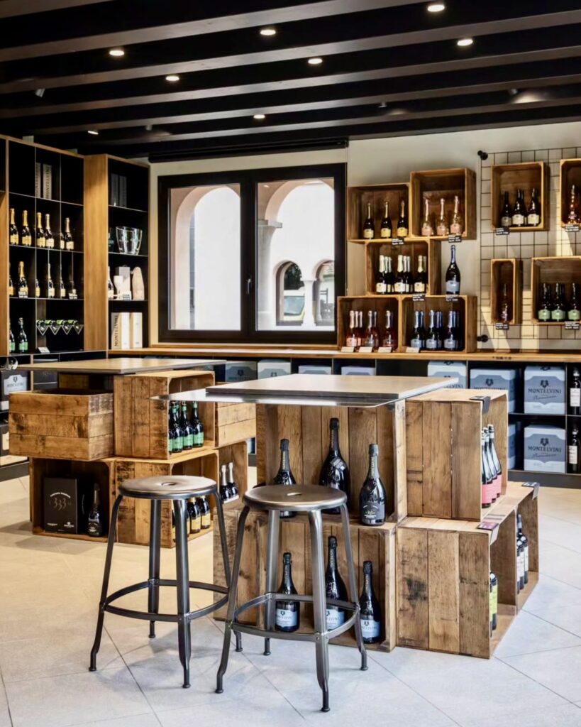 Intérieur d'une boutique de vins avec tabouret métal nicolle.