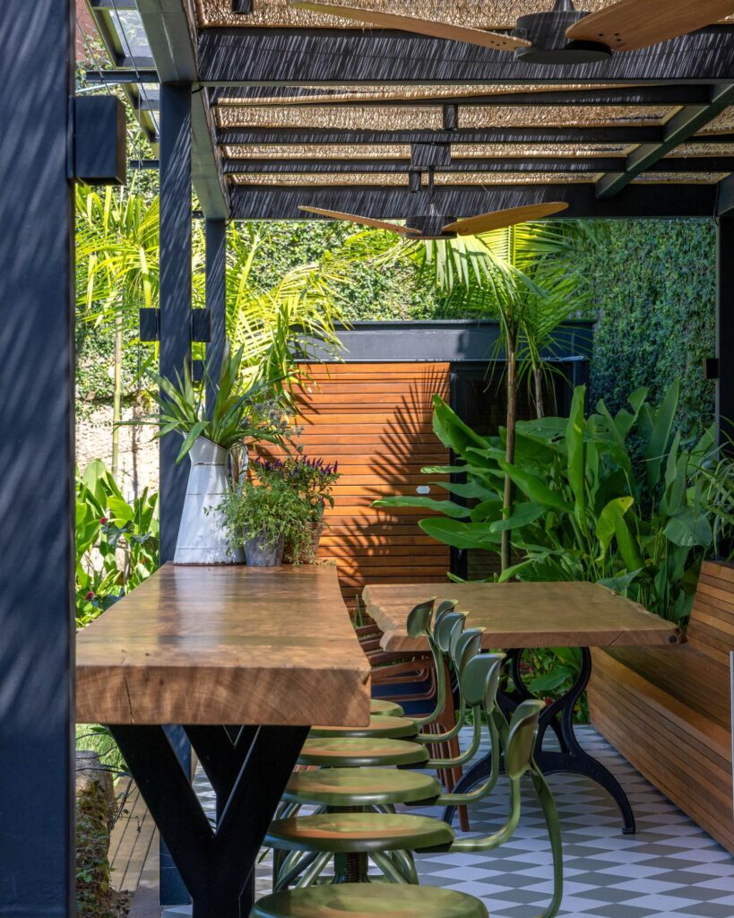 Chaise ajustable à vis dans une villa au brésil