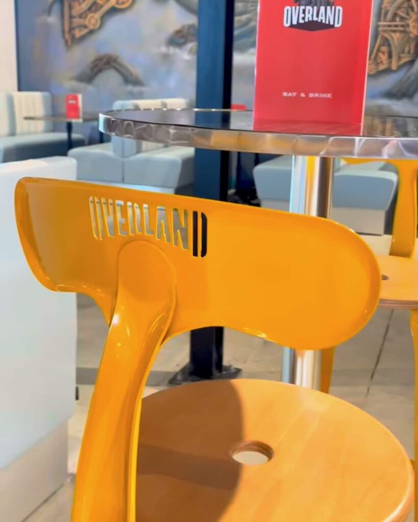 Chaises Nicolle bois et métal jaune dans salle de jeux Overland à Pontault Combault