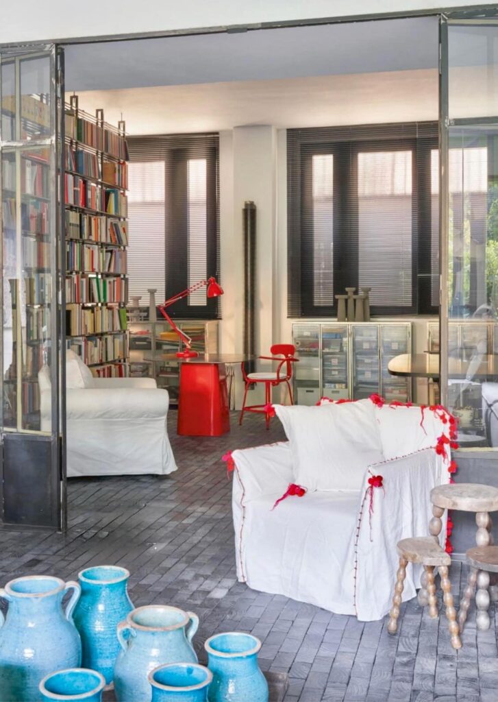 Intérieur moderne avec bibliothèque et fauteuils confortables.
