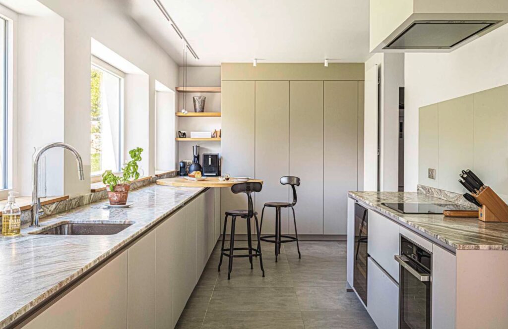 Rénovation d'une cuisine par Mélanie Gonin. Cuisine Ixina et chaise pour ilot fabriquée en France.