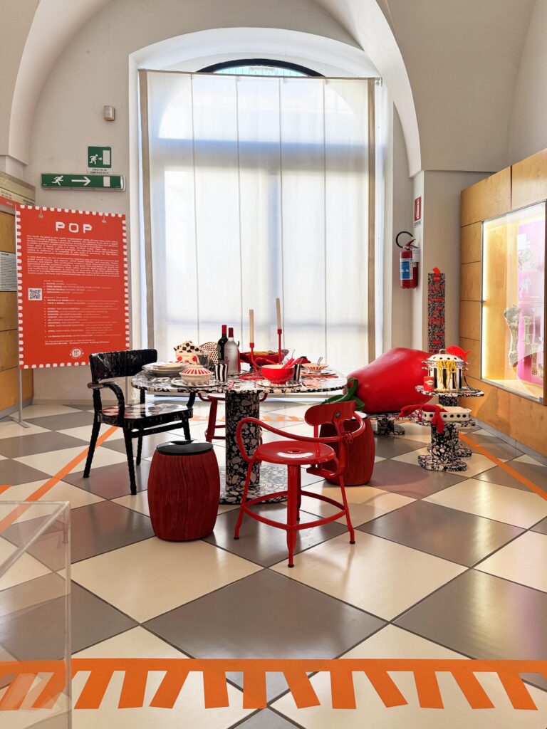 Salle d'exposition avec meubles colorés et décoratifs.