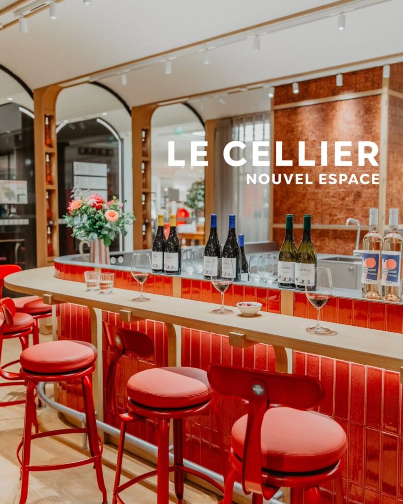 Bar modernes avec chaises et vins colorés