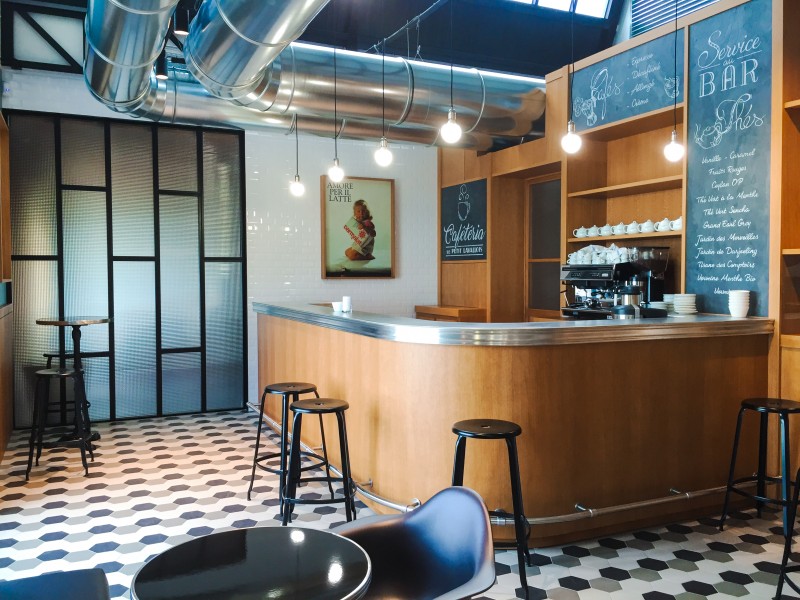 Intérieur moderne d'une cafétéria avec bar en bois.