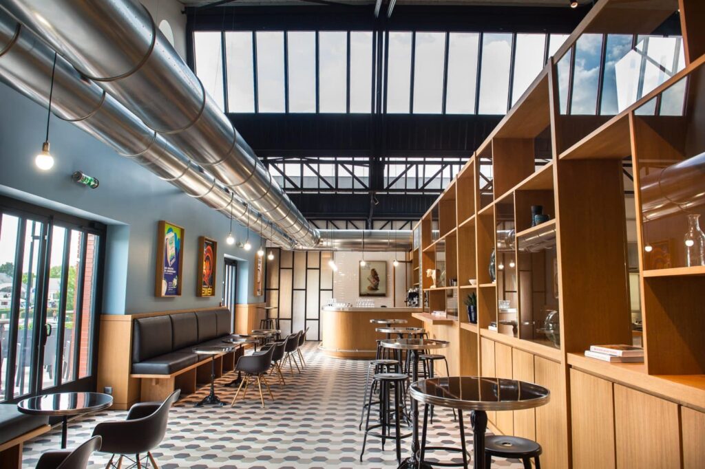 Intérieur moderne d'un café avec de grandes fenêtres.