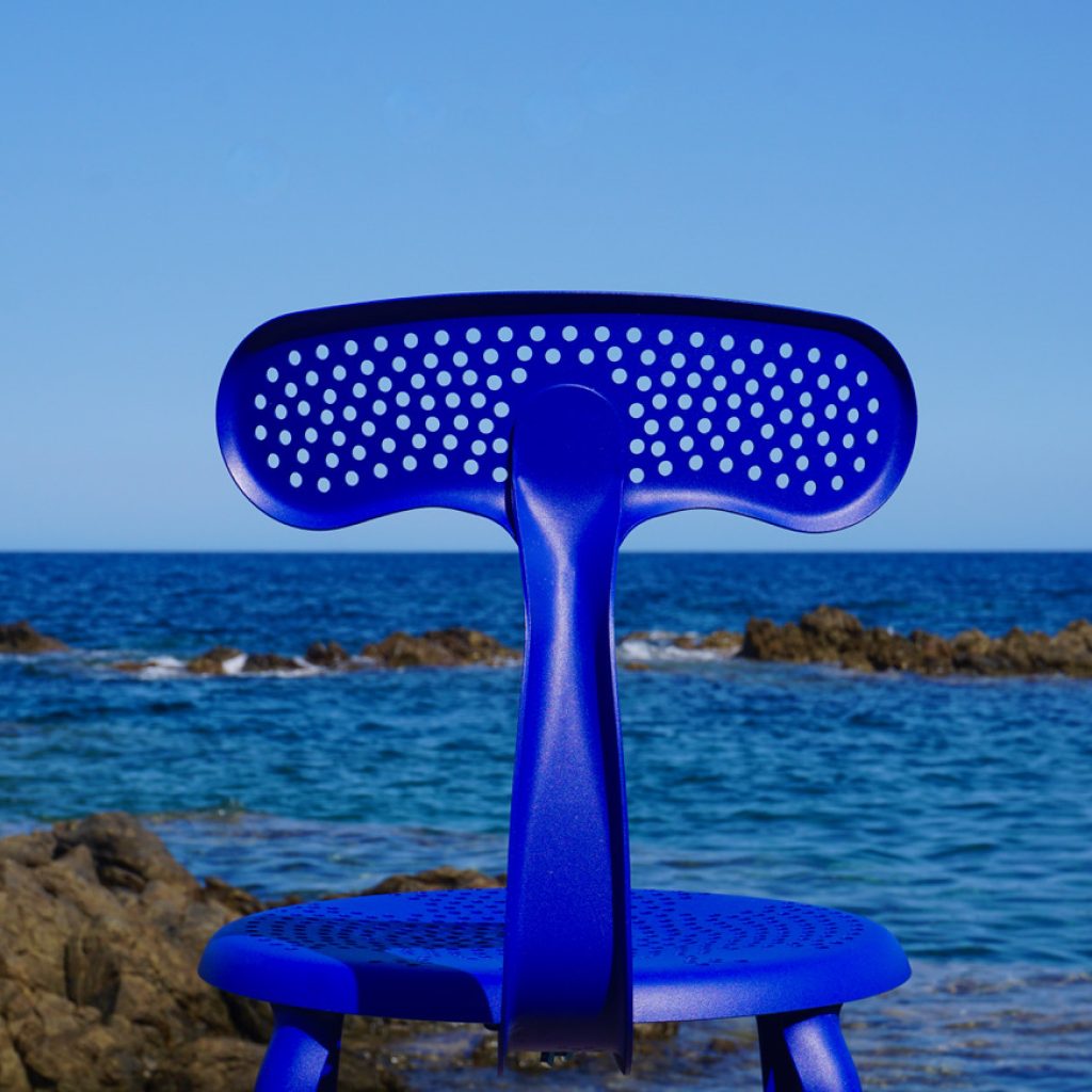 Chaise queue de baleine au bord de la mer, collection Paola Navone